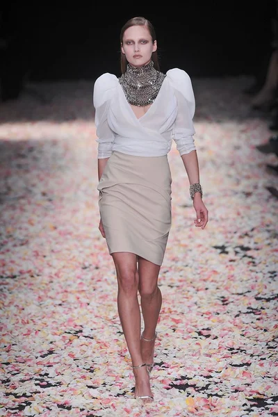 Look 3